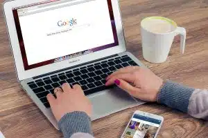 Notebook com imagem do Google