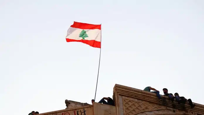 Pessoas próximas de bandeira do Líbano