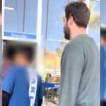Primo Rico na fila para entrar em banco