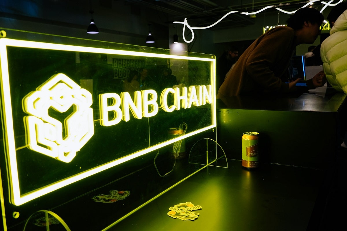 Símbolo em neon do BNB Chain