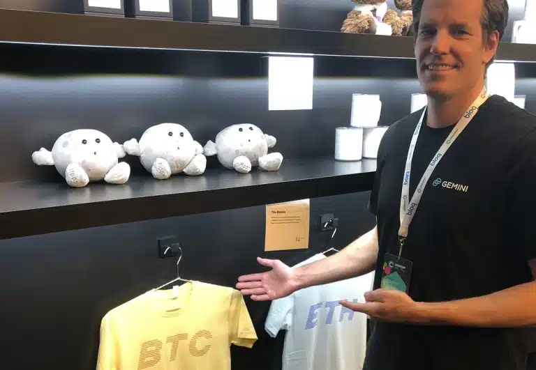 Tyler Winklevoss mostrando camisa de bitcoin