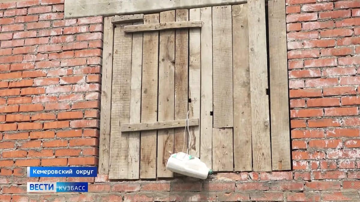 Roteador de internet da fazenda de mineração em casa inacabada estava dentro de garrafa de óleo para motor, pendurada do lado de fora da casa. Fonte: Notícias 42/Reprodução.