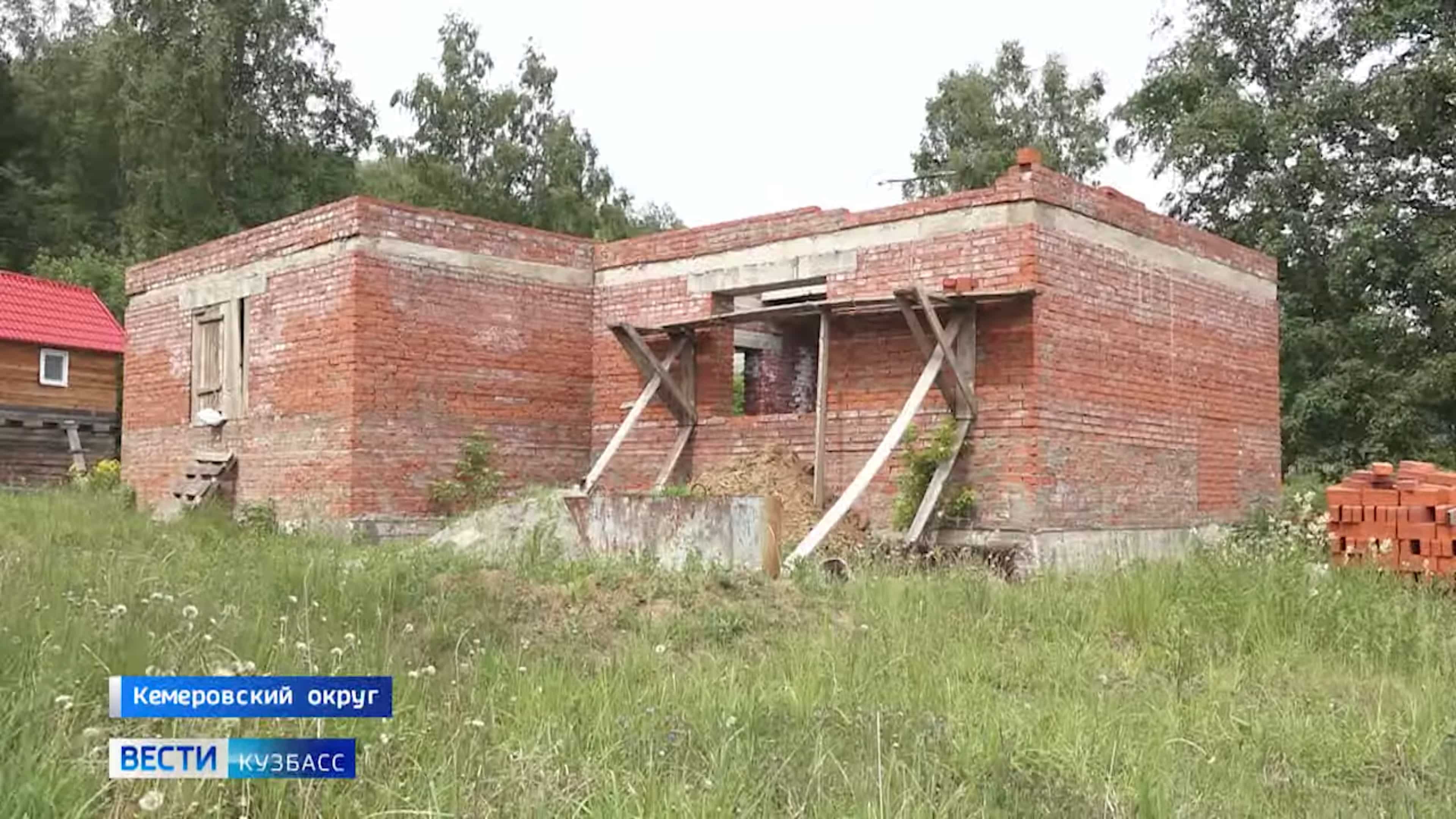 Casa inacabada estava sendo usada como fazenda de mineração e energia estava sendo furtada. Fonte: Notícias 42/Reprodução.