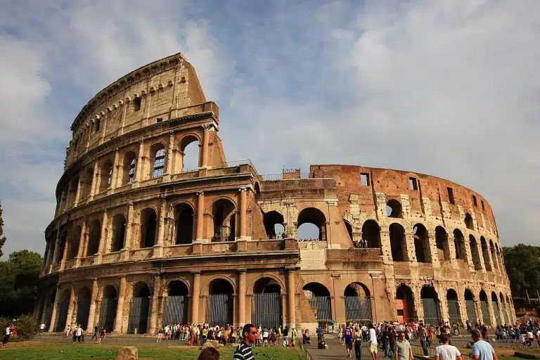 Coliseu, em Roma, Itália. Imagem de Sung Rae Kim por Pixabay