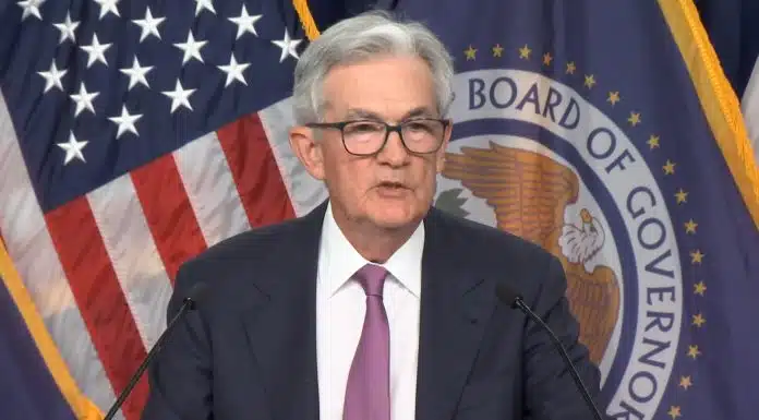 Jerome Powell, presidente do Fed, falando sobre taxa de juros. Fonte: YouTube/Reprodução.