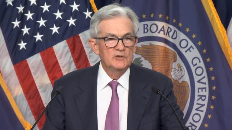 Jerome Powell, presidente do Fed, falando sobre taxa de juros. Fonte: YouTube/Reprodução.