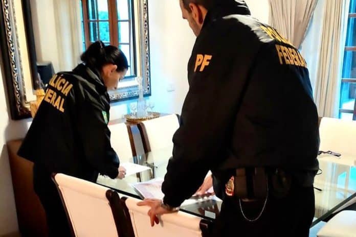 Agentes da PF cumprem mandados da Operação Kripto