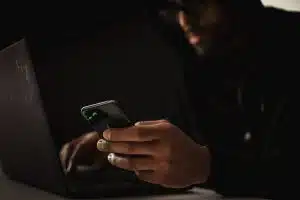 Hacker invadindo dispositivos