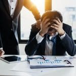 Homem consolado após prejuízos
