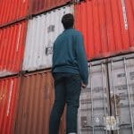 Homem olhando para containers