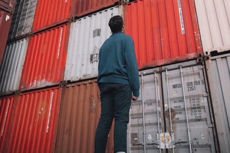 Homem olhando para containers