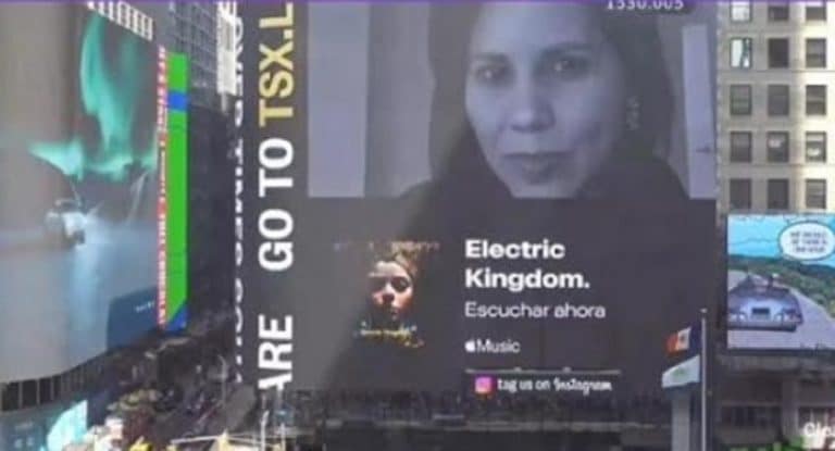 Esposa do faraó dos bitcoins zomba da justiça e investidores com anúncio na Times Square