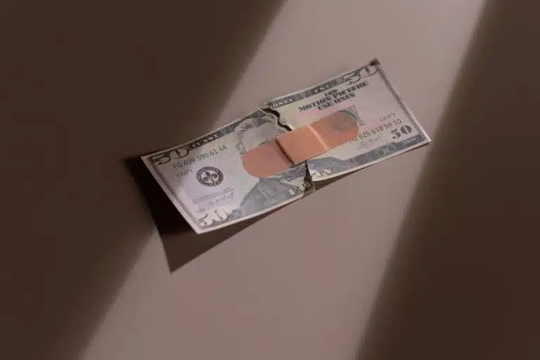Nota de Dólar com bandagem após ser rasgada