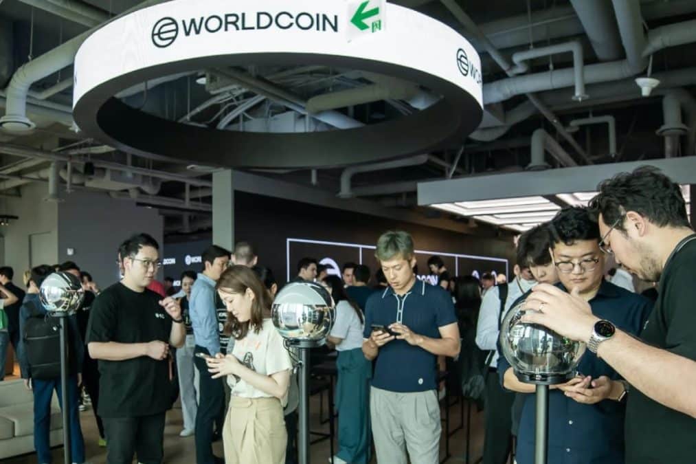 Pessoas lendo íris do olho para ganhar criptomoeda Worldcoin