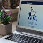 Tela de notebook com imagem do Facebook