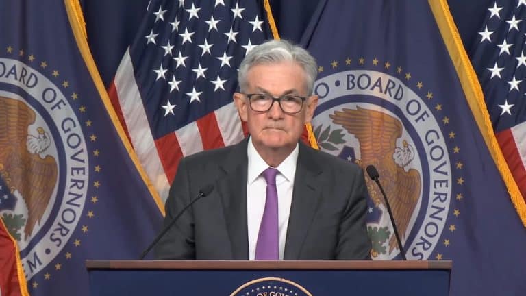 Jerome Powell, presidente do Fed, falando sobre novo aumento na taxa de juros americana. Fonte: YouTube/Reprodução.