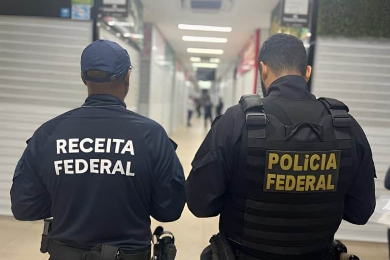 Agente da Receita Federal (RFB) e da Polícia Federal (PF) do Brasil em operação Sign Off