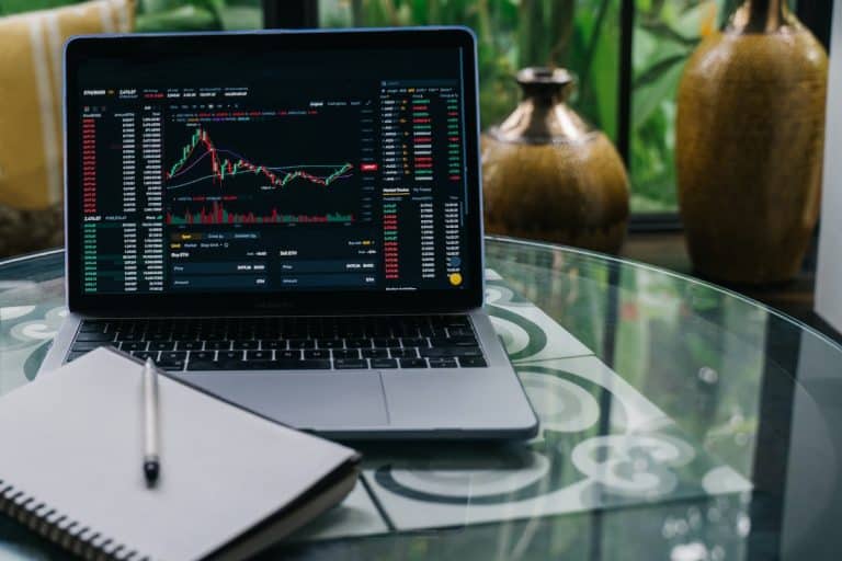 Caderno de estudos próximo de notebook com criptomoedas