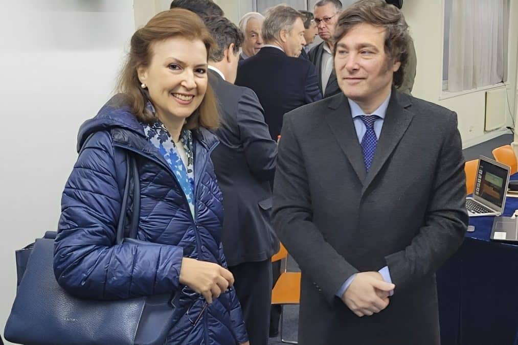 Candidata a deputada Diana Mondino na esquerda com Javier Milei, candidato a presidência na direita