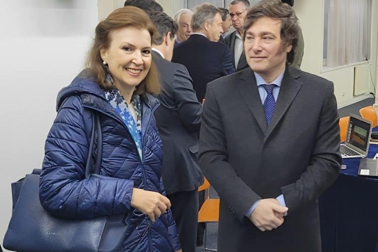 Candidata a deputada Diana Mondino na esquerda com Javier Milei, candidato a presidência na direita