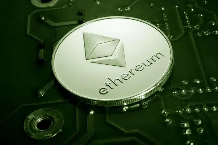 Criptomoeda simbólica de Ethereum sobre circuito eletrônico