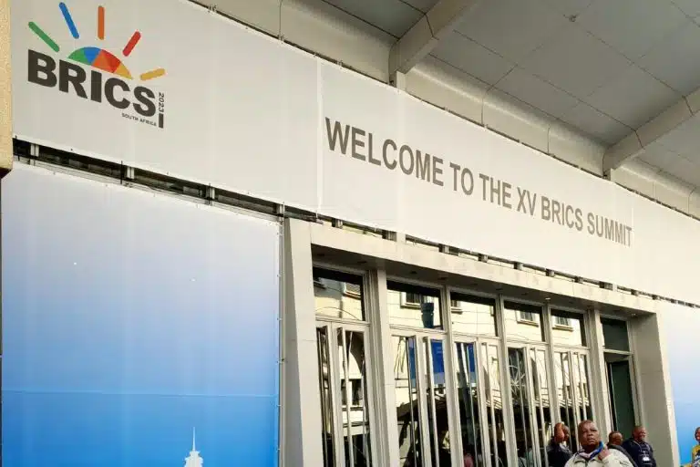 Entrada de prédio que sedia as reuniões do BRICS 2023