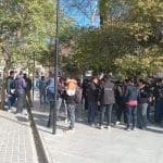 Equipamento de leitura de íris da Worldcoin na Argentina, fila de pessoas espera para capturar recompensa