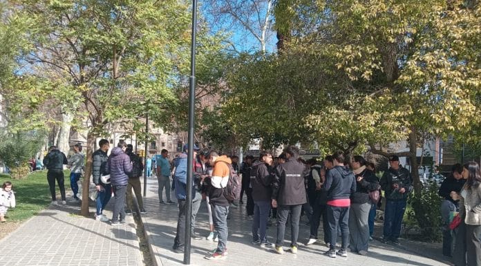 Equipamento de leitura de íris da Worldcoin na Argentina, fila de pessoas espera para capturar recompensa