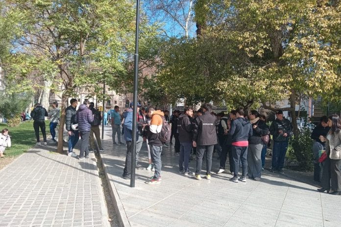 Equipamento de leitura de íris da Worldcoin na Argentina, fila de pessoas espera para capturar recompensa
