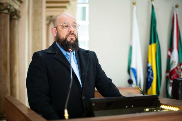 Fim do processo de cassação de mandato foi comemorado por Eder Borges. (Foto: Rodrigo Fonseca/CMC)