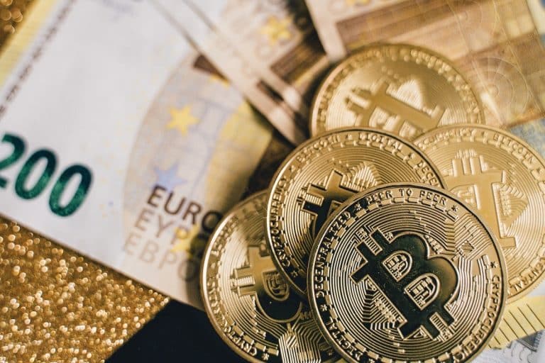 Moedas de bitcoin próximas de notas de Euro