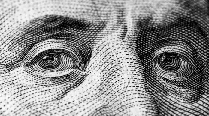 Nota de Dólar com destaque nos olhos de Benjamin Franklin