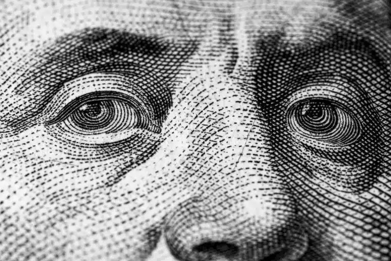 Nota de Dólar com destaque nos olhos de Benjamin Franklin