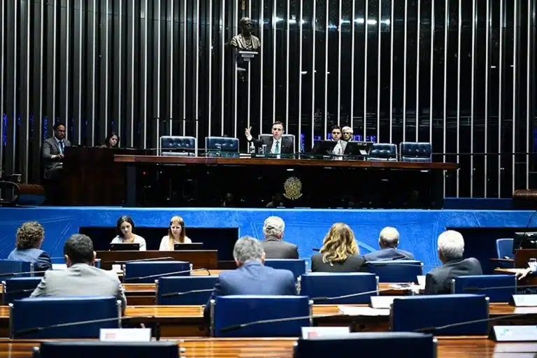 Plenário do Senado Federal em aprovação de MP do Salário Mínimo, que aprovou texto sem mencionar as criptomoedas ou tributação de renda no exterior
