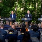 Presidente da Coreia do Sul, Joe Biden dos EUA ao centro e primeiro-ministro do Japão na direita e criptomoedas