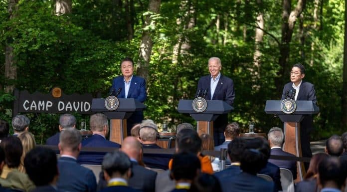 Presidente da Coreia do Sul, Joe Biden dos EUA ao centro e primeiro-ministro do Japão na direita e criptomoedas