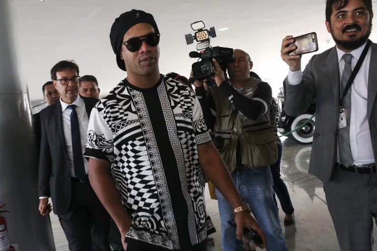 Ronaldinho Gaúcho chegando em Brasília