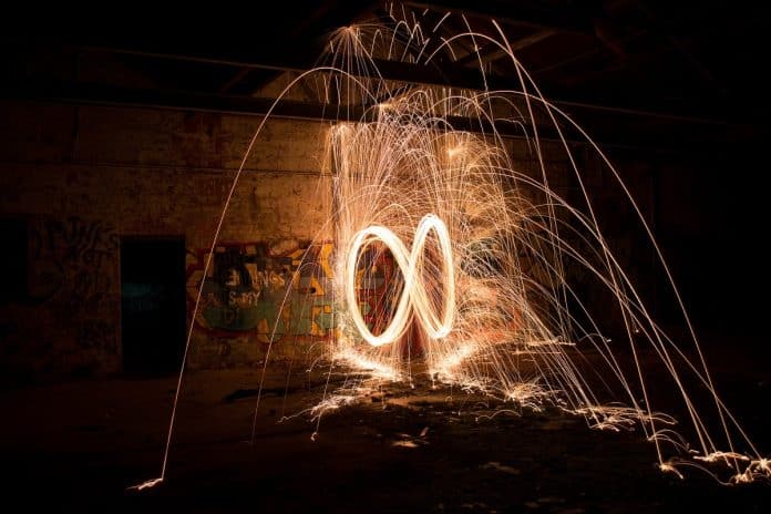 Símbolo do Infinito com a cor laranja em foto de Reuben