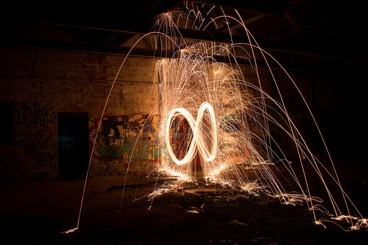 Símbolo do Infinito com a cor laranja em foto de Reuben