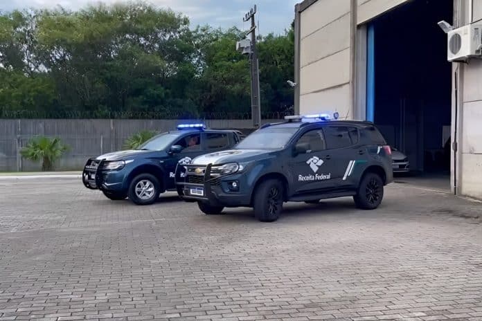 Viaturas da Receita Federal do Brasil saindo de galpão criptomoedas blockchain bitcoin operação alvo