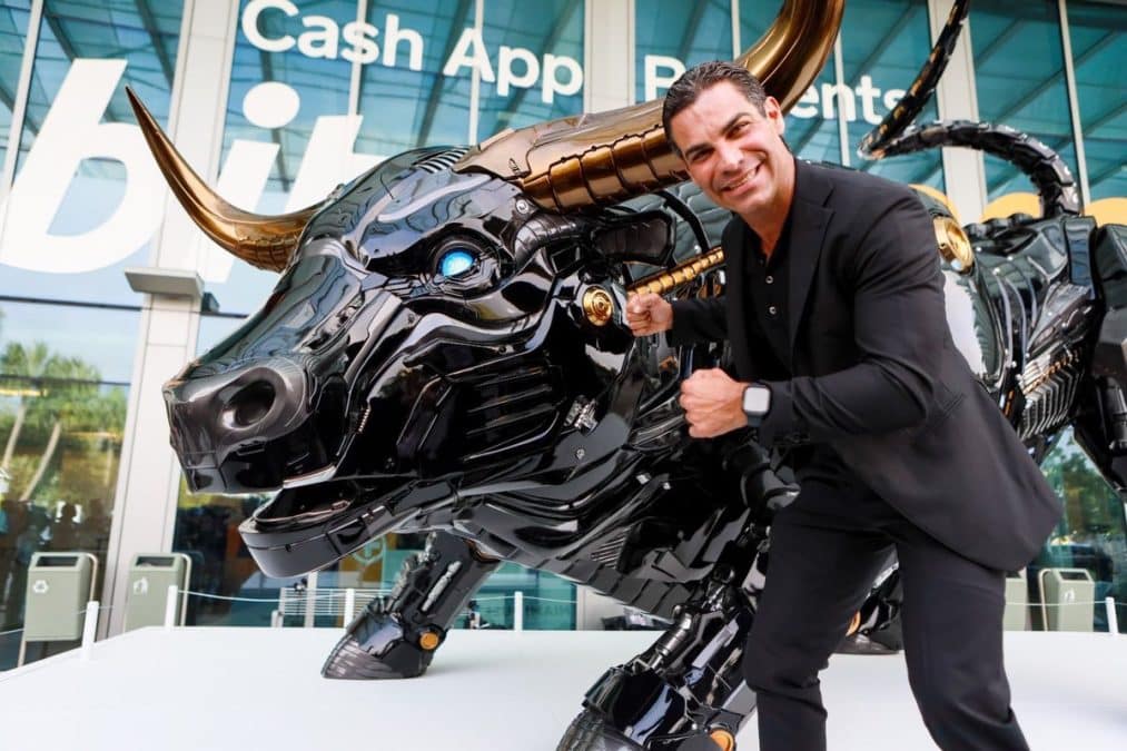 Francis Suarez, prefeito de Miami e candidato à presidência dos EUA, ao lado de Touro de Bitcoin. Fonte: Twitter/Reprodução.
