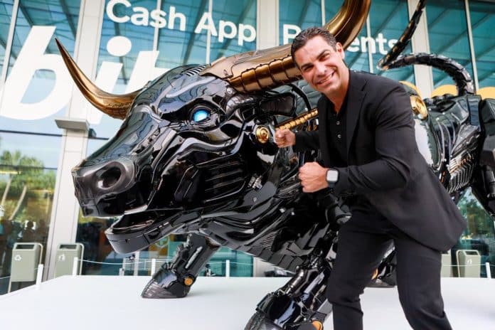 Francis Suarez, prefeito de Miami e candidato à presidência dos EUA, ao lado de Touro de Bitcoin. Fonte: Twitter/Reprodução.