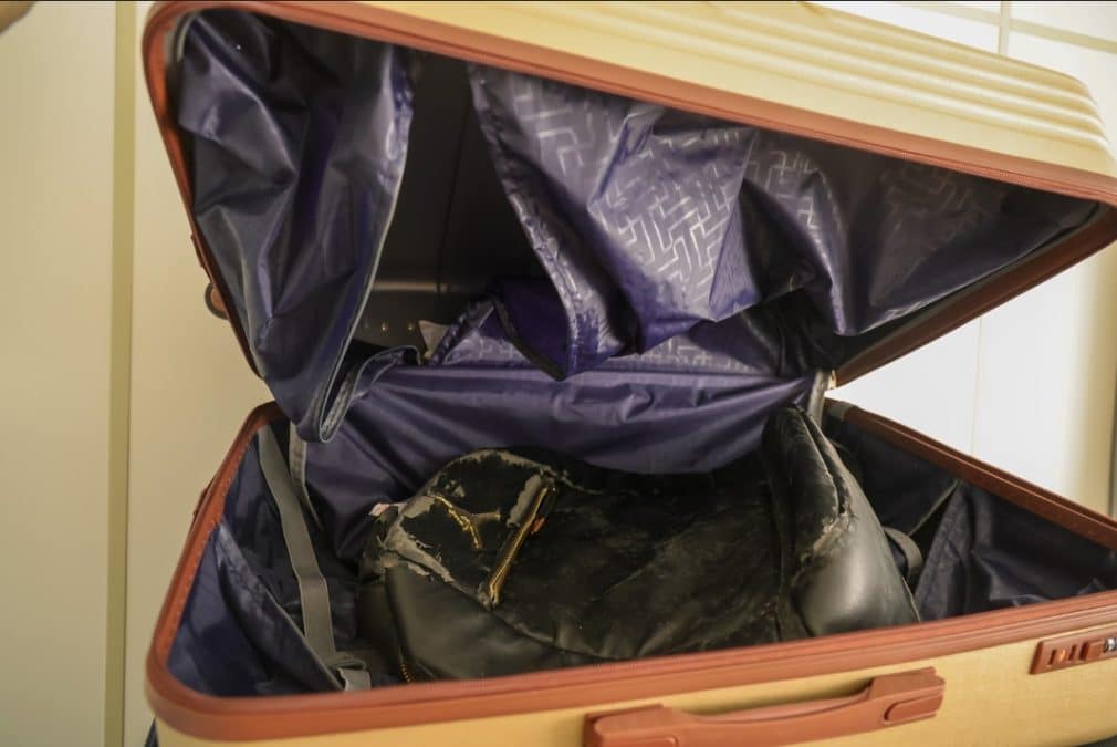 Fundo falso em mala de viagem usada para o transporte de drogas. Fonte: Polícia Civil/Reprodução.