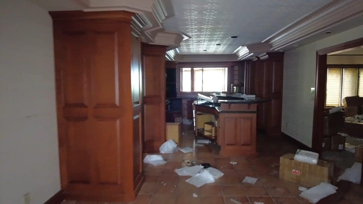 Interior de mansão abandonada que pertencia a um “rei das criptomoedas”. Fonte: Freaktography.