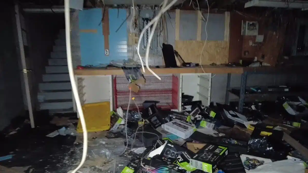 Caixas de placas de vídeo da Nvidia no chão em mansão abandonada. Fonte: Freaktography.