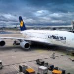 Avião da Lufthansa em aeroporto