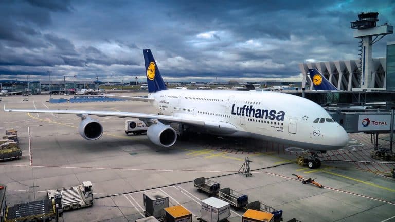 Avião da Lufthansa em aeroporto
