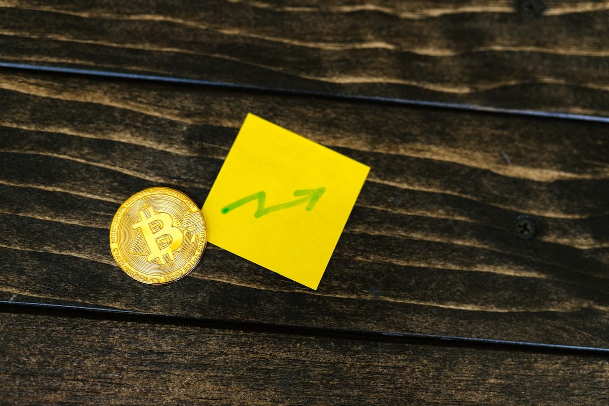 Bitcoin com seta de alta desenhada em papel