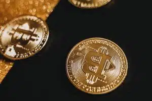 Bitcoin em mesa com duas cores
