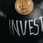 Bitcoin simbólico sendo colocado em cofre de criptomoedas